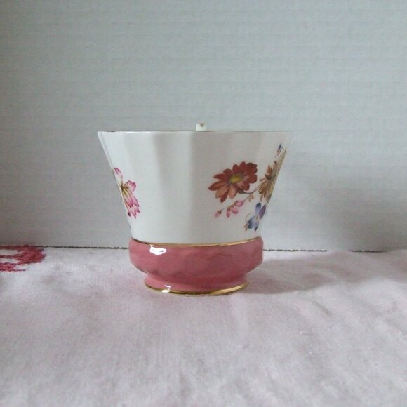 Aynsley teacup and saucer pastel pink and floral pattern vintage fine bone china - Picture 6 of 11